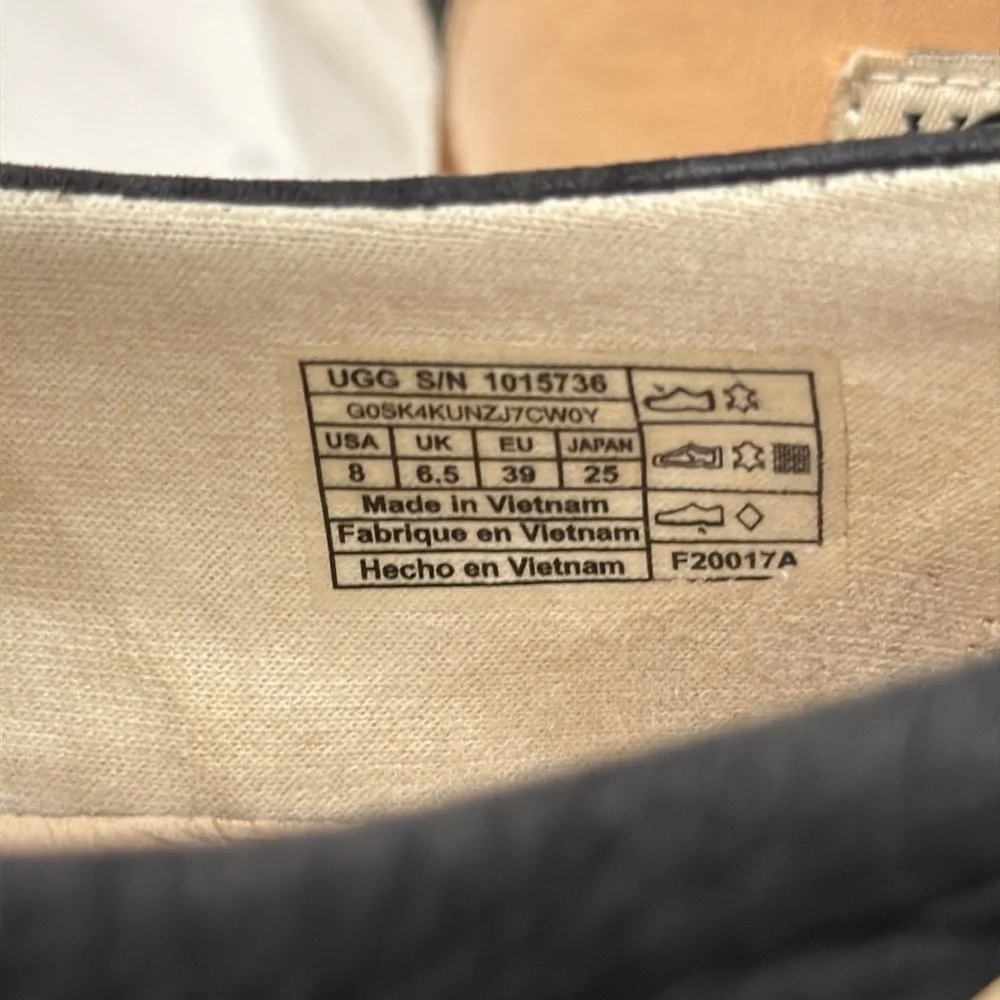 🔥 UGG Women’s Black and Tan Loafers🔥